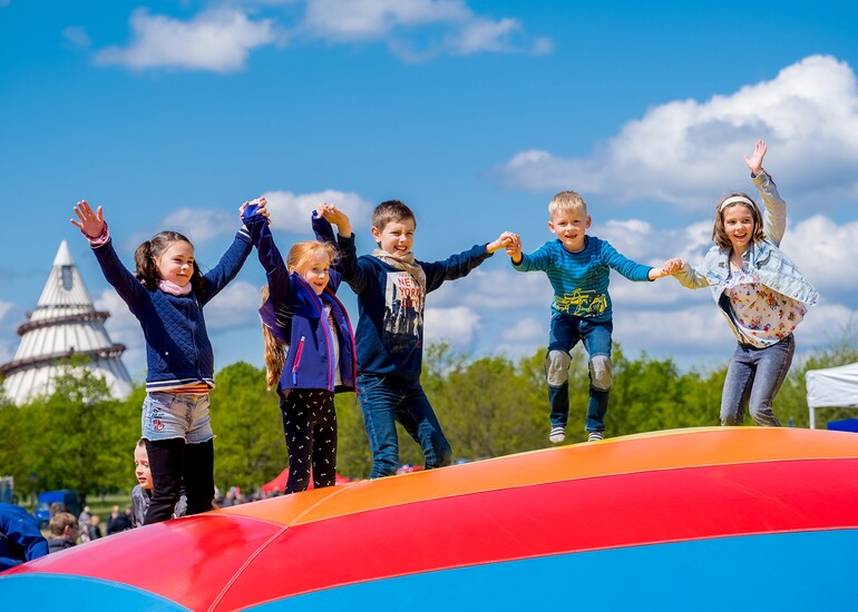 Kinder hüpfen beim WOBAU-Feriebspaß im Elbauenpark.