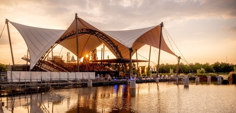 Seebühne im Elbauenpark Magdeburg im Abendlicht zum Sommerspecial von Grill den Henssler 2023