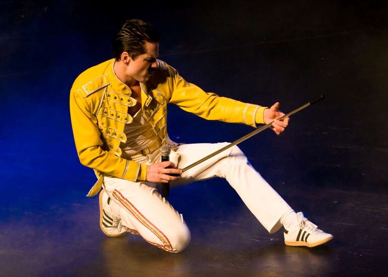 Freddy Mercury Double auf der Bühne bei der Veranstaltung The Queen Night