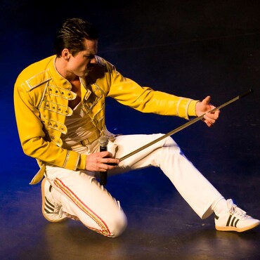 Freddy Mercury Double auf der Bühne bei der Veranstaltung The Queen Night