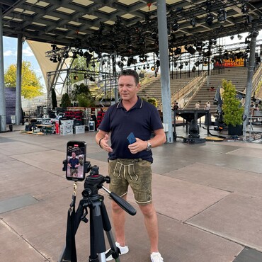 Stefan Mross im Interview mit dem Team vom Elbauenpark auf der Seebühne Magdeburg.