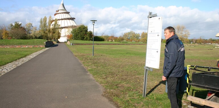 Mit dem Wachmann im Elbauenpark unterwegs