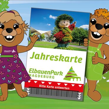 Elbo und Elfi, die Maskottchen des Elbauenparks, halten eine Jahreskarte.