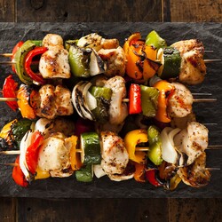 Bunte Hähnchenspieße