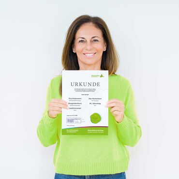 Spenderin mit Urkunde