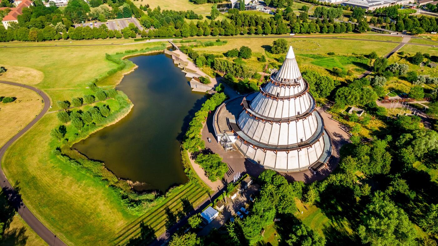 Drohnenaufnahme vom Kleiner Anger im Elbauenpark Magdeburg mit Jahrtausendturm und weiteren Veranstaltungsarealen
