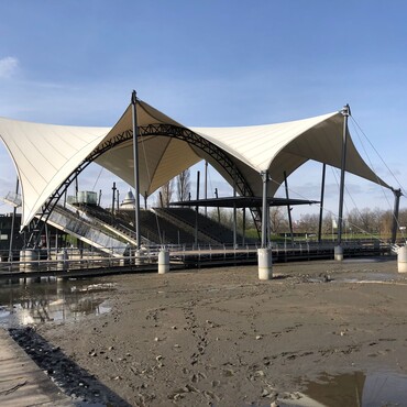 Das Wasser im Pappelsee wurde für die Untersuchungen des Baugrundes rund um die Seebühne abgelassen.