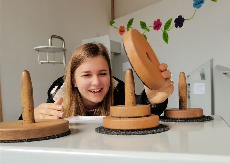 Eine Besucherin probiert ein Exponat bei der Sonderausstellung im Jahrtausendturm aus.