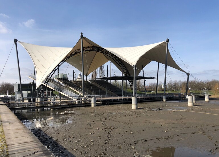 Das Wasser im Pappelsee wurde für die Untersuchungen des Baugrundes rund um die Seebühne abgelassen.