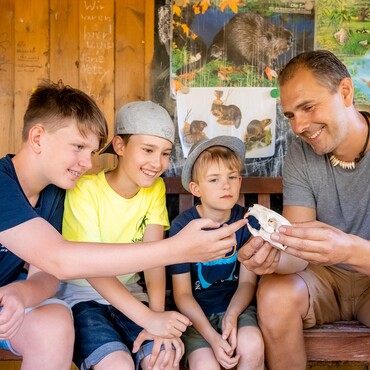 Der Mitarbeiter des Elbauenparks zeigt den Kindern anhand eines Biber-Skeletts die Lebensweise der nützlichen Nager.