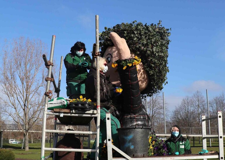 Die Sandmannfigur im Elbauenpark wird von Gärtnern mit Blumen bepflanzt