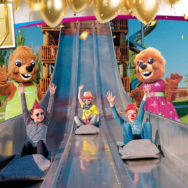 Kostüme, Kinderdisco und jede Menge Rutschenspaß mit den Maskottchen Elfi und Elbo im Elbauenpark Magdeburg