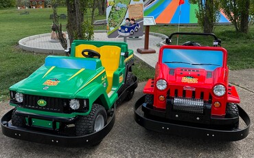 Zwei Big Cars stehen auf dem Verkehrsparcours