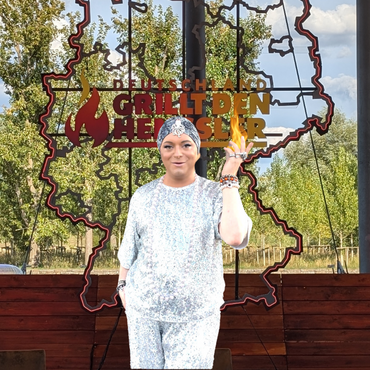 Julian F.M. Stoeckel im Interview mit dem Team vom Elbauenpark auf der Seebühne Magdeburg.